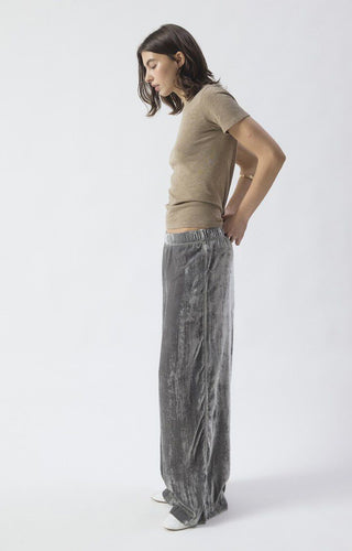 American Vintage Ankaz Jogginghose aus weichem Viskosemix. (SAMT)  Weite Silhouette, komfortabel und vielseitig kombinierbar – ideal für entspannte Alltagslooks. Model