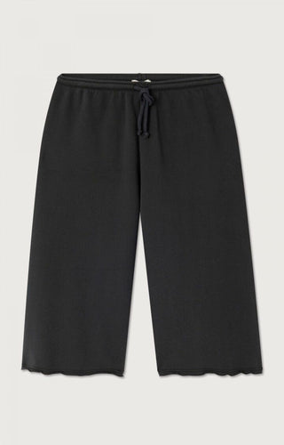 Weiche, halblange Fleece-Bermudashorts von American Vintage. Leicht, dehnbar und komfortabel – perfekt für Homewear, urbane Freizeitlooks und entspannte Sommertage.