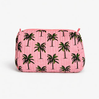 Rosa Kulturbeutel/Necessaire in der Farbe hellrosa, mit einem schönen Palmenprint darauf. Ein Necessaire das Feriengefühle bringt.