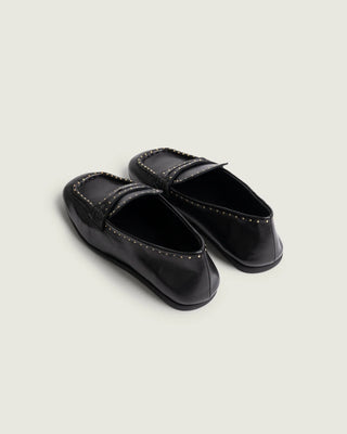 Die Baeasot Loafers Studes in der Farbe Black seit man hier von oben. Die Schuhe haben oben zwei schwarze Riemen. 
