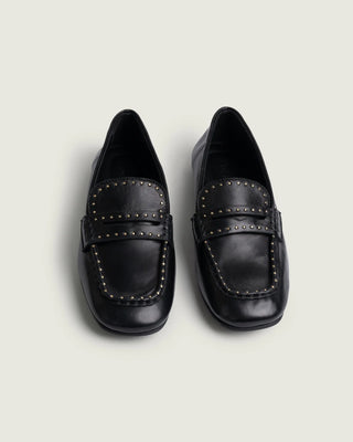 die Barasot Loafers Studes in der Farbe Black seit man hier von oben / vorne. Die Zunge ist mit silbernen kleinen nieten verziert. 