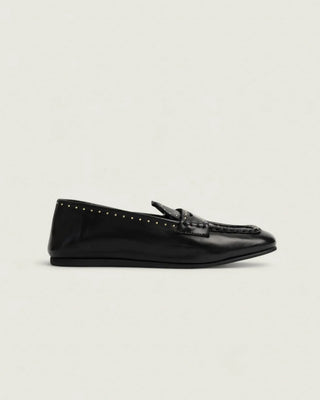 das sind die Barasot Loafers Studes in der Farbe schwarz an den Nähten entlang zieren die Schuhe kleine silbernen Nieten. Die Schuhe sieht man auf diesem Foto von der Seite. 