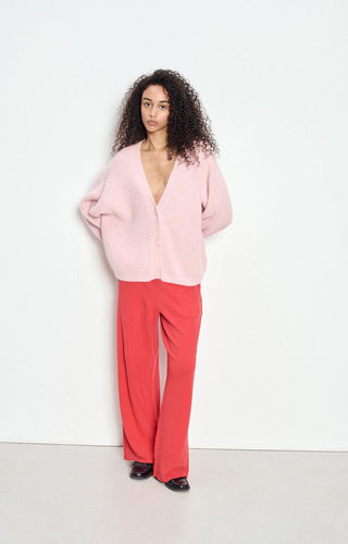 American Vintage Cardigan aus weichem Strick. Lockerer Schnitt, angenehm warm und vielseitig kombinierbar – ein zeitloses Knitwear-Essential für jeden Tag. Model