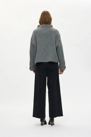 die graue Jacke von Rabensalon in der Farbe Grey von hinten mit einem abstehenden kragen. sie hat auch jeweils einen knöpf ganz unten am Ärmel. 