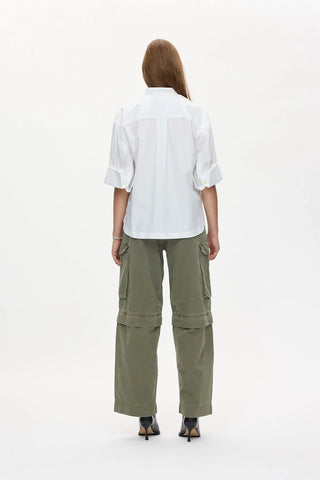 die cargo pants in der farbe sage von hinten haben ein Detail das sie aussehen lassen als würde man sie in der helfte abtrennen können. 
