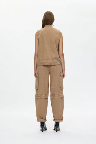 die cargo pants in der farbe tabacco von hinten haben ein Detail das sie aussehen lassen als würde man sie in der helfte abtrennen können. 