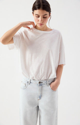 Das Jacksonville T-Shirt in White lässt sich vielseitig kombinieren – mit Denim, Stoffhosen, Röcken oder unter Strickteilen. Ein zeitloses Basic für Alltag, Reisen und unkomplizierte Layering-Looks.