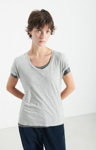 American Vintage Jacksonville T-Shirt mit U-Ausschnitt. Weiches, strukturiertes Material und zeitloser Schnitt – ein vielseitiges Basic für jeden Tag.Model