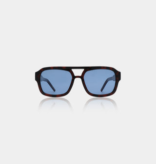 Man sieht die KAYA Sonnenbrille der dänischen Marke A. Kjärbede. Eine sportliche unisex Sonnenbrille mit einem blauen Glas. 