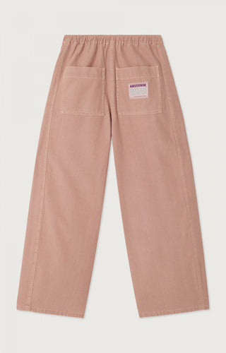 Eine weitgeschnittene Hose von American Vintage. Hier sieht man die Rückseite; auf der linken Gesässtasche ist das AMV-Logo zu sehen.