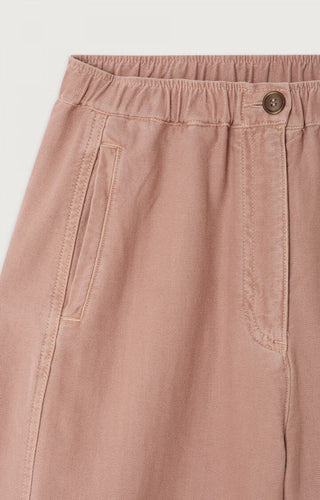 eine Detailaufnahme der Lowry Hose in Rosa/Pink. man sieht die Vorderseite und den Hosenknopf der Braun ist. 