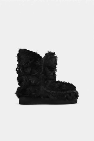 der mou boot cekiang in der färbe Black, er sieht sehr zottelig und wuschelig.