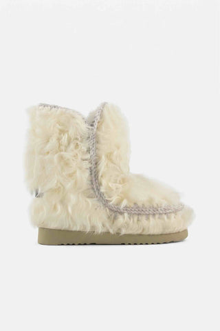 der chekiang boot von mou in der Farbe Vanille, der Schuh sieht sehr zottelig und wuschelig aus. 