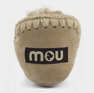 mou boot für kids in der farbe camel von hinten mit einem logo in schwarz 