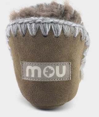 der mou infant Schuh von hinten in der Farbe dark stone ein dunkles braun mit grauen Nähten von hinten mit einen Logo von mou 
