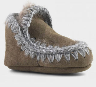 der mou boot in der färbe dark stone ein dunkles braun mit grauen nähten schräg von der seite.