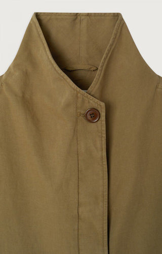 Detailaufnahme vom Mantel Namaz von American Vintage, der Mantel hat dunkel grüne Knöpfe den ersten seit man die anderen sind versteckt. 