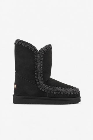 mou Schuh in der farbe schwarz von der seite. der Schuhe hat dicke schwarze nähte. 
