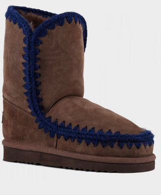 der mou Schuh in der Farbe Brown Pepper wir hier seitlich gezeigt. die Nähte sind königsblau und reichen einmal rundherum. 