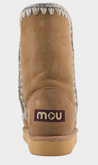 der Mou Schuh von hinten mit dem Mou Logo in einem Mittlernen braun mit grauen Nähten. 