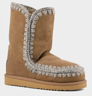 hier sieht man den Mou Schuh in einem mittleren braun mit grauem stich. Die solle ist hellbraun. 