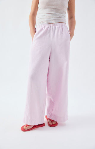 American Vintage Namaz Hose aus Baumwoll-Leinen-Twill. Weite 7/8-Silhouette mit elastischem Bund – modern und komfortabel für den Alltag. Model