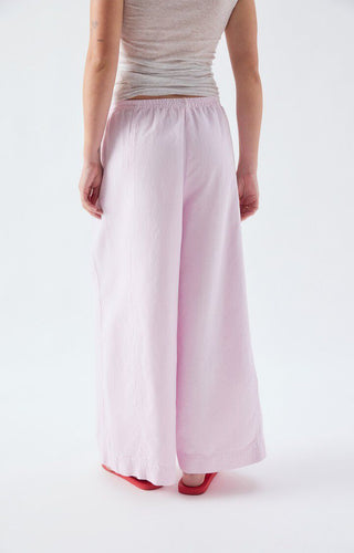 American Vintage Namaz Hose aus Baumwoll-Leinen-Twill. Weite 7/8-Silhouette mit elastischem Bund – modern und komfortabel für den Alltag. Hinten Model