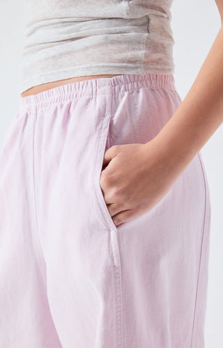 American Vintage Namaz Hose aus Baumwoll-Leinen-Twill. Weite 7/8-Silhouette mit elastischem Bund – modern und komfortabel für den Alltag. Detail Seitentasche