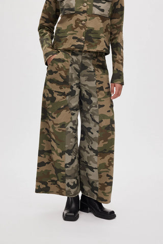 die Camo Hosen von Raben Saloner haben einen breiten schnitt und sind in zwei tönen gehalten einmal Camouflage grün und einmal Camouflage grau. 
