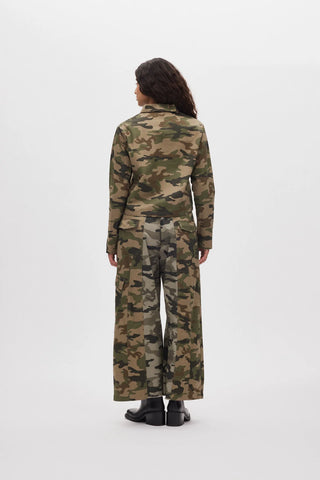 die Raben Saloner Hosen von Hinten auch hier sind sie in zwei Tönen gehalten einmal grau einmal grün. 