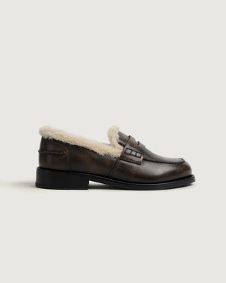 Penny Fur Loafer von POSA in der Farbe Coffee mit Fellinnenlebne. Der Schuh hat einen kleinen Absatz. 