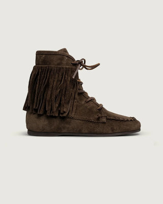 der Prairie Boot in einem Dunkel braun ziert Fransen. Der Stiefel von der Marke POSA wird vorne zugeschnürt. 
