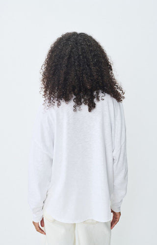 American Vintage Sonoma Longsleeve aus geflammter Baumwolle. Lockerer Schnitt mit V-Ausschnitt und weicher Struktur – ein zeitloses Basic für jeden Tag. Hinten