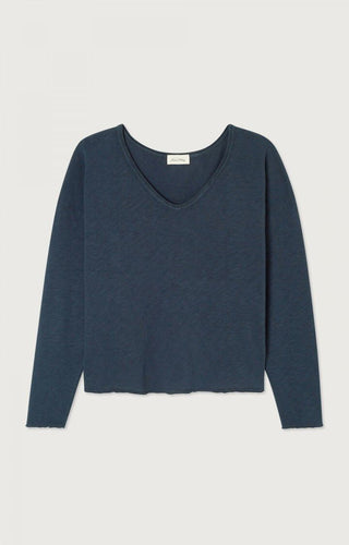 American Vintage Sonoma Longsleeve aus geflammter Baumwolle. Lockerer Schnitt mit V-Ausschnitt und weicher Struktur – ein zeitloses Basic für jeden Tag. Produkt
