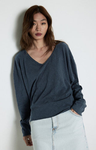 American Vintage Sonoma Longsleeve aus geflammter Baumwolle. Lockerer Schnitt mit V-Ausschnitt und weicher Struktur – ein zeitloses Basic für jeden Tag. Model