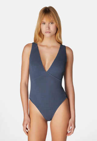 Sorbet Island Ariel One Piece in Blue Raspberry aus flexiblem Crinkle-Stoff. One Size (XS–XXL, Cup A–G) mit komfortabler Passform – ideal für Strand, Pool und Sommerreisen. Model