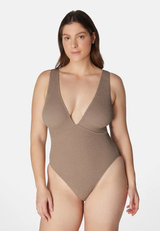 Sorbet Island Ariel One Piece in Hazelnut aus flexiblem Crinkle-Stoff. One Size (XS–XXL, Cup A–G) mit komfortabler Passform – ideal für Strand, Pool und Sommerreisen. Divers
