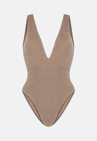 Sorbet Island Ariel One Piece in Hazelnut aus flexiblem Crinkle-Stoff. One Size (XS–XXL, Cup A–G) mit komfortabler Passform – ideal für Strand, Pool und Sommerreisen.Produkt
