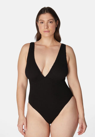 Sorbet Island Ariel One Piece in Liquorice aus flexiblem Crinkle-Stoff. One Size (XS–XXL, Cup A–G) mit komfortabler Passform – ideal für Strand, Pool und Sommerreisen. Model Curvy