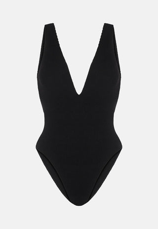Sorbet Island Ariel One Piece in Liquorice aus flexiblem Crinkle-Stoff. One Size (XS–XXL, Cup A–G) mit komfortabler Passform – ideal für Strand, Pool und Sommerreisen. Produkt