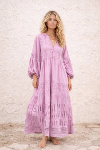 Man sieht ein blondes Model im VAL Kleid der schweizer Marke AYRE. Ein Broderie Anglais Kleid mit Lochstickereien. Es ist lang und hat lange weite Puffärmel. 