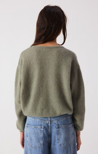 man siet den Vitow Cardigan in der Farbe Khaki von der Rückseite, der Cardigan ist von American Vintage 