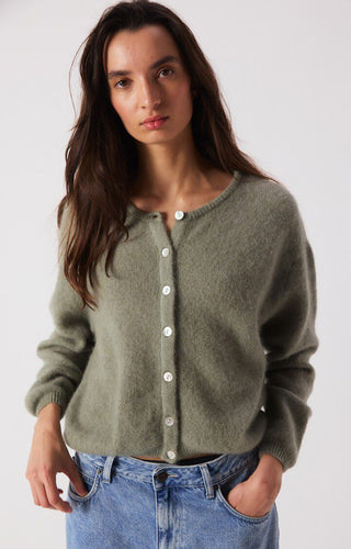 Vitow Cardigan in der Farbe Khaki mit weissen Knöpfen, der Cardigan geht über die Hüften und sieht weich und kuschelig aus