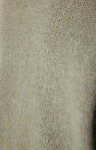 eine Detailaufnahme vom American Vintage Cardigan Vitow in der Farbe Khaki 