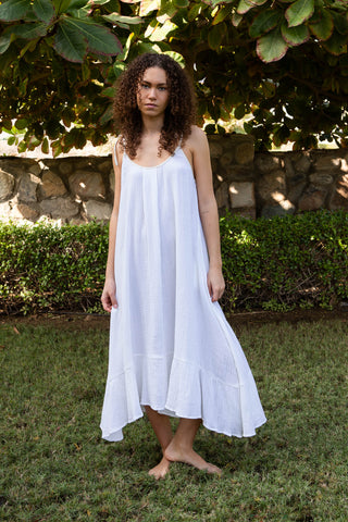 Ein leichtes Sommerkleid aus weichem Baumwoll-Musselin (Double Gauze) in reinem Weiss. ALIX besticht durch seine fliessende A-Linien-Silhouette, schmale Bindeträger und einen sanft ausgestellten Volantsaum. Die zweilagige Musselin-Qualität sorgt für angenehme Leichtigkeit und ein natürliches Hautgefühl. Ideal für Strandtage, Sommerreisen und moderne, luftige Alltagslooks. Einheitsgrösse, für verschiedene Körperformen geeignet.