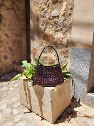 alma_tasche_darkbrown_sockel_mallorca_ayre