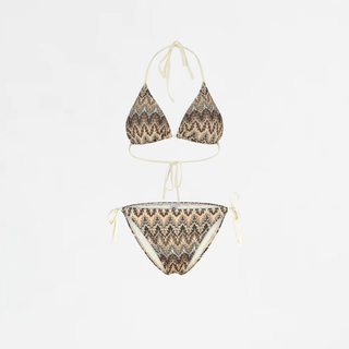 Man sieht das Missoni - ähnliche Bikini der dänischen Marke Becksöndergaard in der Farbkombi braun/beige. Ein edles Bikini. 