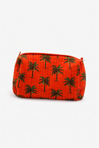 Man sieht ein Necessaire in rot mit eknem wunderschönen Palmprint. Der schweizer Marke AYRE. 