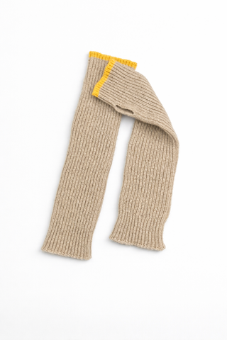  Eieg Armstulpen aus 100% Kaschmir. In beige brown mit einem gelben Detail am Rande. Der Schweizer Marke AYRE. 