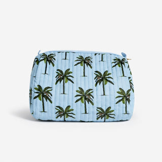 Hellblaues Necessaire mit coolem Palmenprint in Grün. Von der schweizer Marke AYRE.